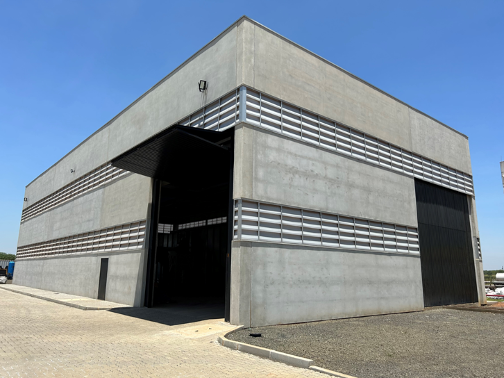 Equipamento e área interna da estrutura operacional da TWR Engenharia